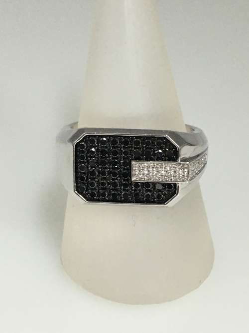 11.6 grams 9 carat White Gold, with Black and White Diamonds Gents Ring