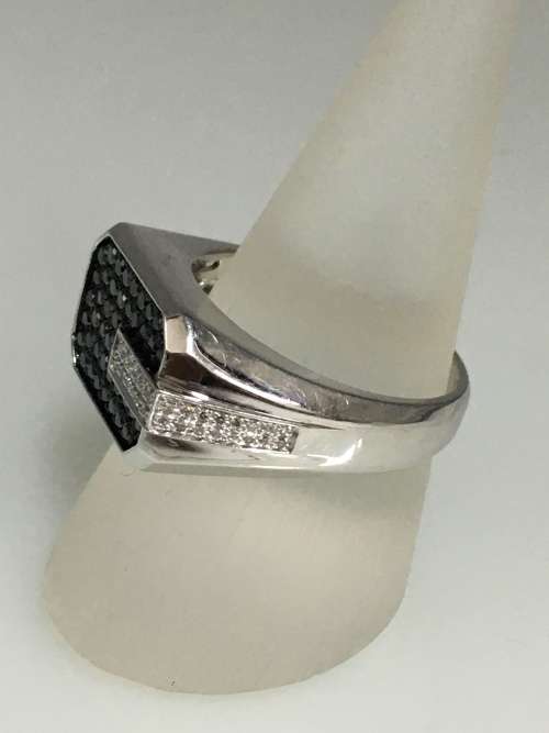 11.6 grams 9 carat White Gold, with Black and White Diamonds Gents Ring