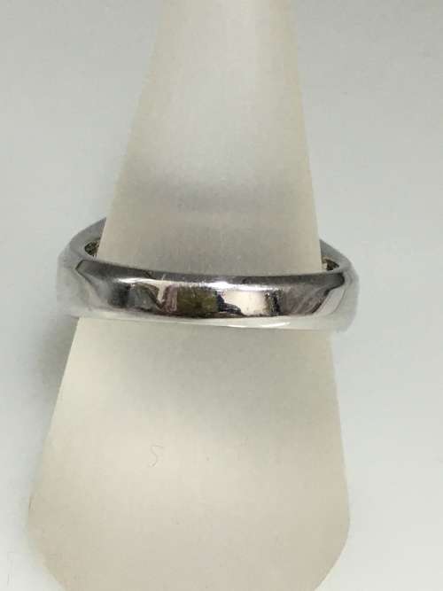 11.6 grams 9 carat White Gold, with Black and White Diamonds Gents Ring
