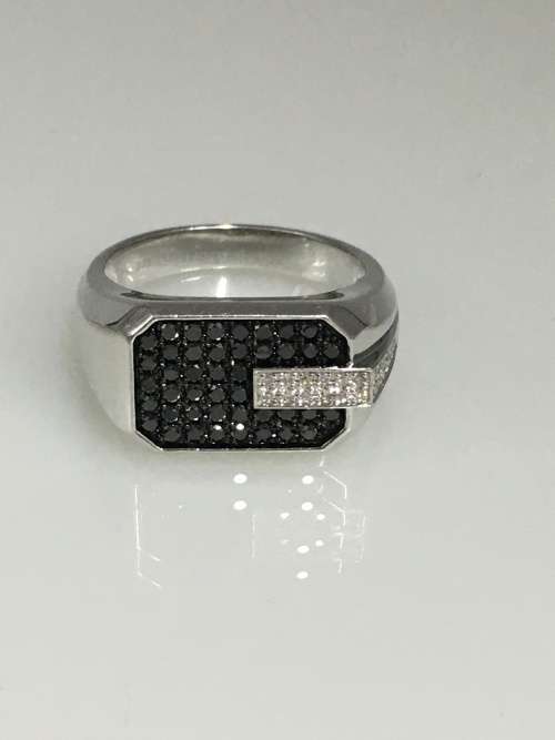 11.6 grams 9 carat White Gold, with Black and White Diamonds Gents Ring