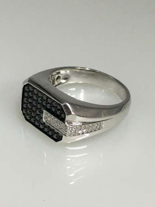 11.6 grams 9 carat White Gold, with Black and White Diamonds Gents Ring