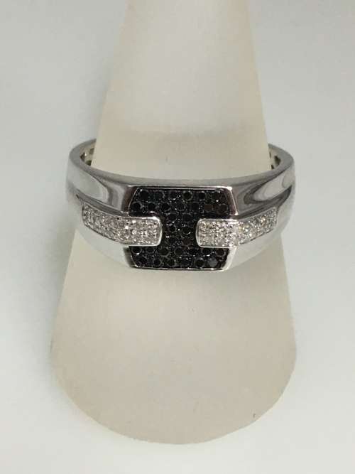 7 grams 9 carat White Gold, with Black and White Diamonds Gents Ring