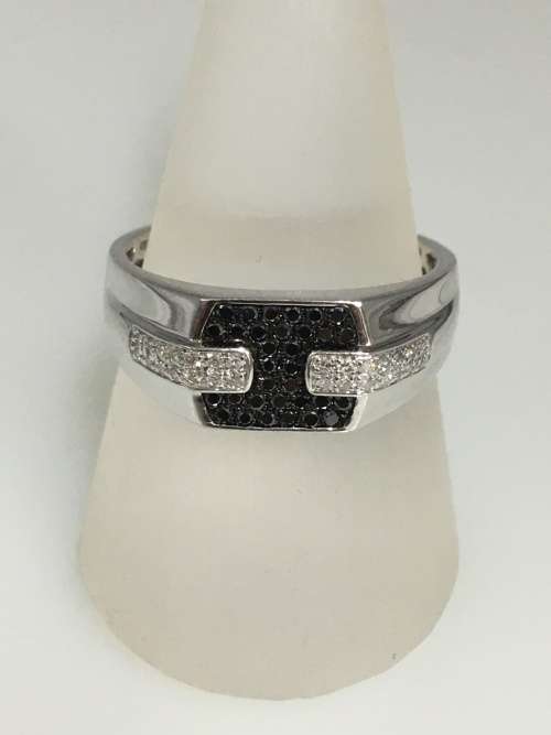 7 grams 9 carat White Gold, with Black and White Diamonds Gents Ring