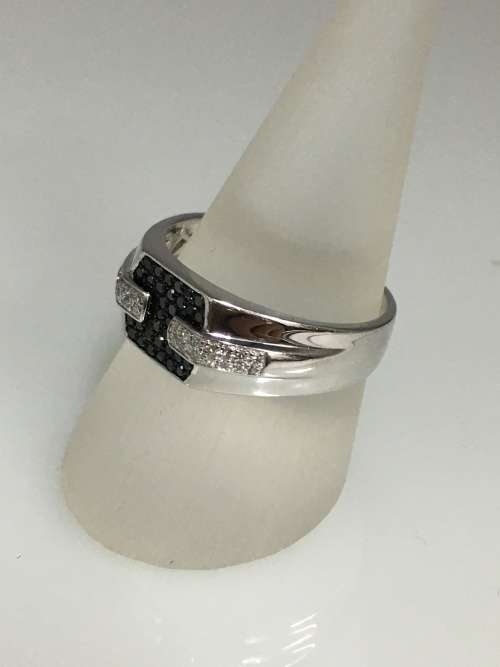 7 grams 9 carat White Gold, with Black and White Diamonds Gents Ring