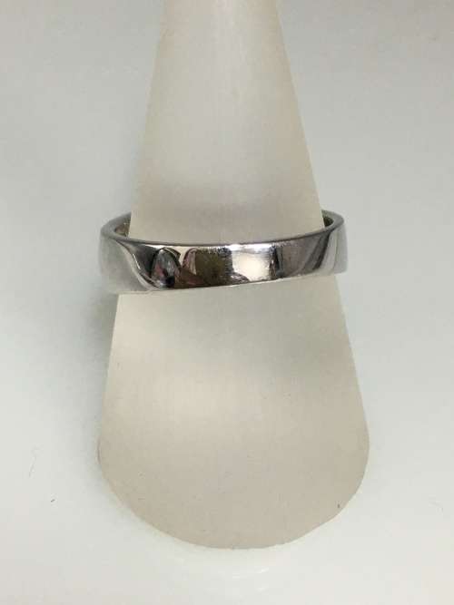 7 grams 9 carat White Gold, with Black and White Diamonds Gents Ring