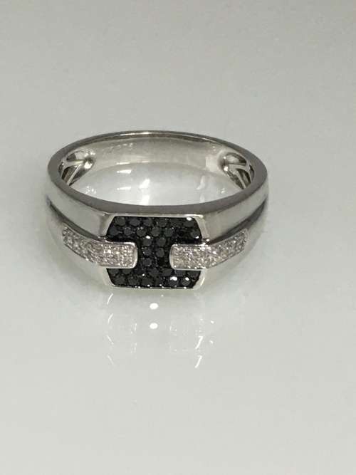 7 grams 9 carat White Gold, with Black and White Diamonds Gents Ring