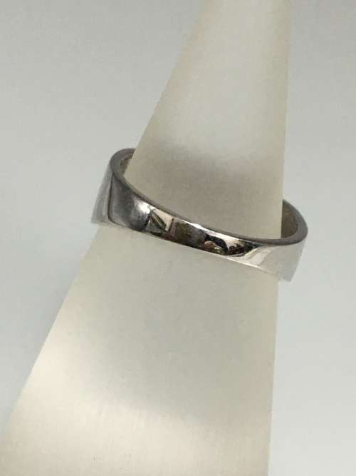3.7 grams 9 carat White Gold, with Cubic Zirconias