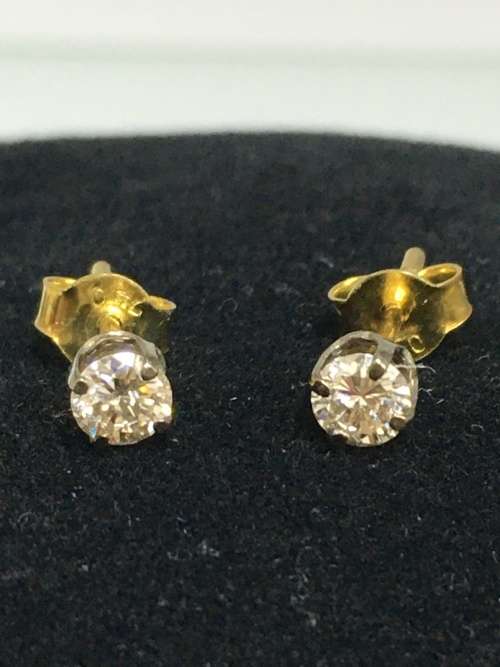0.8 grams 18 carat Two Tone Gold and Diamonds Studs