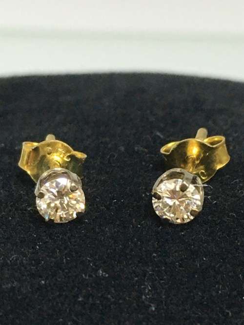 0.8 grams 18 carat Two Tone Gold and Diamonds Studs