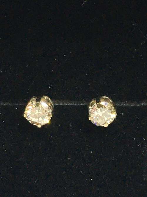 0.8 grams 18 carat Two Tone Gold and Diamonds Studs