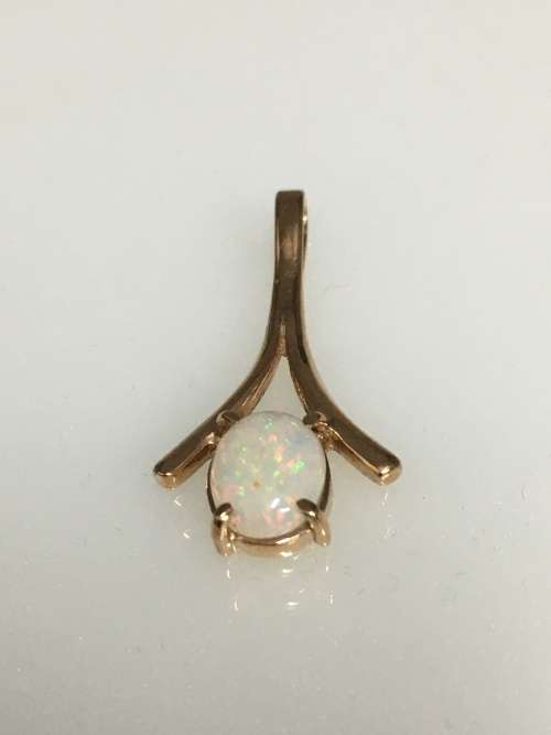1.5 grams 9 carat Yellow Gold and Opal Pendant