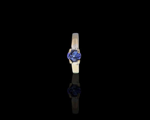 18ct (3.7 grams) White Gold 0.89ct Tanzanite Oval Shape Center stone ring
