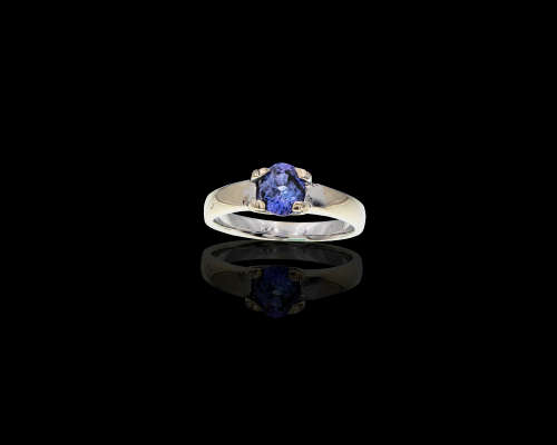 18ct (3.7 grams) White Gold 0.89ct Tanzanite Oval Shape Center stone ring
