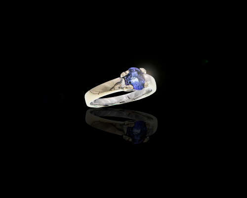 18ct (3.7 grams) White Gold 0.89ct Tanzanite Oval Shape Center stone ring