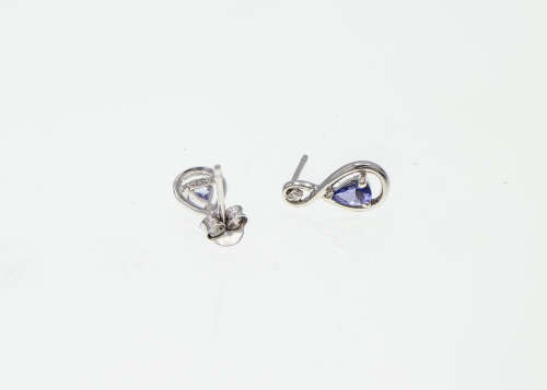 grams 9 carat White Gold Tanzanite and Diamonds Stud Earrings