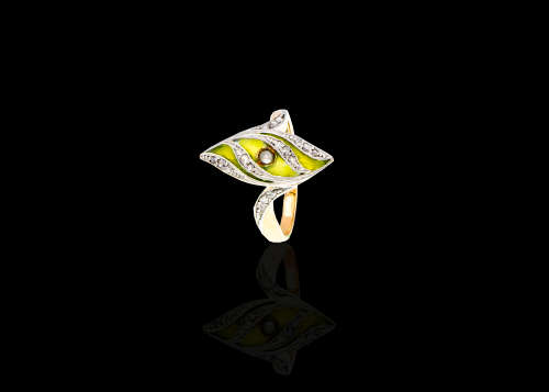 3 grams 14 carat Yellow Gold Vintage Diamond and Enamel Ring with a Pearl