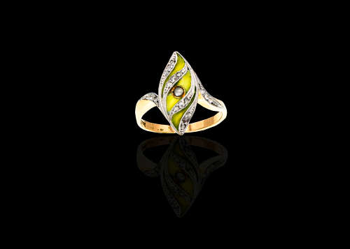 3 grams 14 carat Yellow Gold Vintage Diamond and Enamel Ring with a Pearl