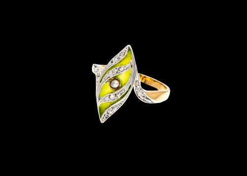 3 grams 14 carat Yellow Gold Vintage Diamond and Enamel Ring with a Pearl