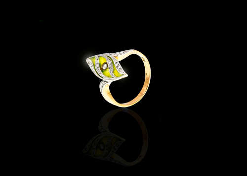 3 grams 14 carat Yellow Gold Vintage Diamond and Enamel Ring with a Pearl