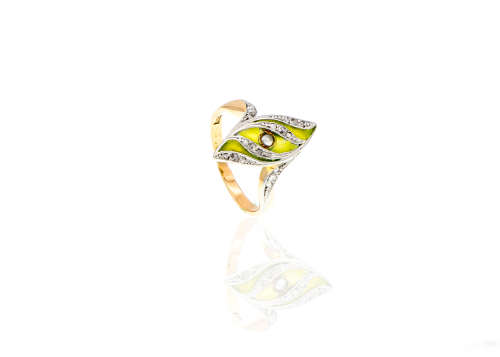 3 grams 14 carat Yellow Gold Vintage Diamond and Enamel Ring with a Pearl