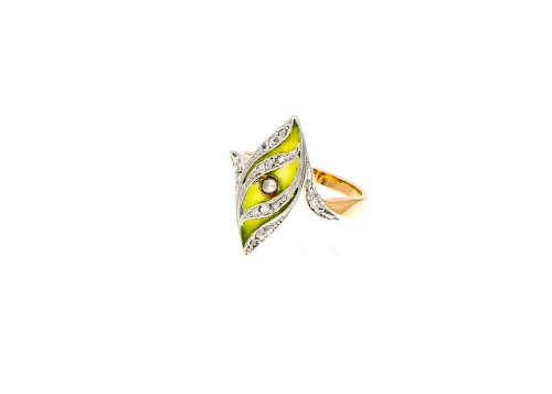 3 grams 14 carat Yellow Gold Vintage Diamond and Enamel Ring with a Pearl