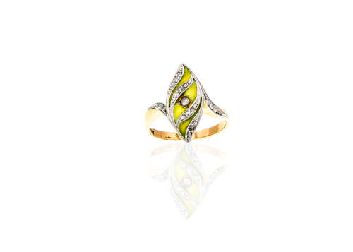 3 grams 14 carat Yellow Gold Vintage Diamond and Enamel Ring with a Pearl