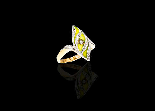 3 grams 14 carat Yellow Gold Vintage Diamond and Enamel Ring with a Pearl