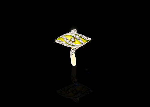 3 grams 14 carat Yellow Gold Vintage Diamond and Enamel Ring with a Pearl