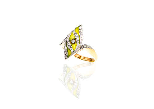 3 grams 14 carat Yellow Gold Vintage Diamond and Enamel Ring with a Pearl