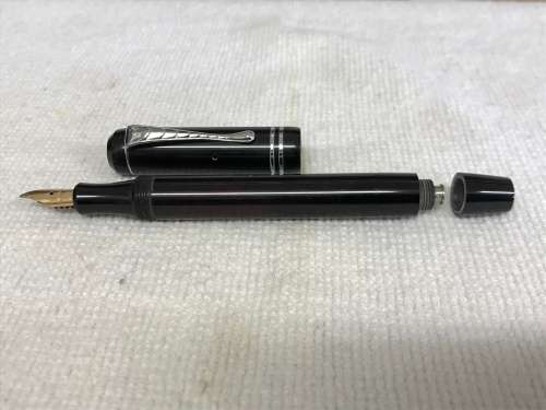 Pen Wyvern Button Filler England 14ct Gold Nib