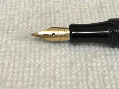 Pen Wyvern Button Filler England 14ct Gold Nib