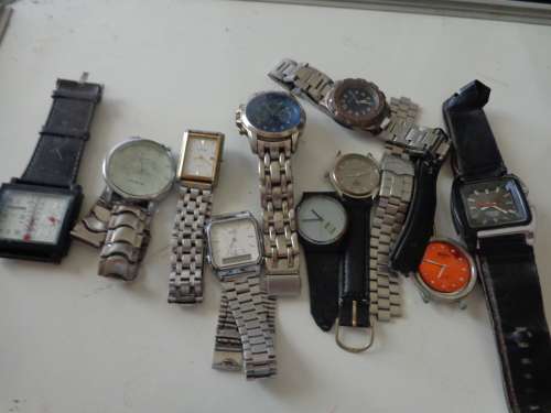 WATCHES FOUND IN ESTATE BAG (SELLING AS PARTS.).SEE SCANS READ ON