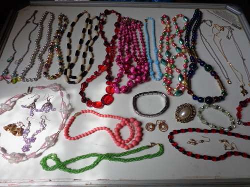 ESTATE LOT FASHION AND DRESS ITEMS READ ON.