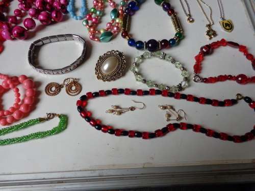 ESTATE LOT FASHION AND DRESS ITEMS READ ON.