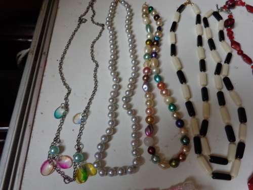 ESTATE LOT FASHION AND DRESS ITEMS READ ON.