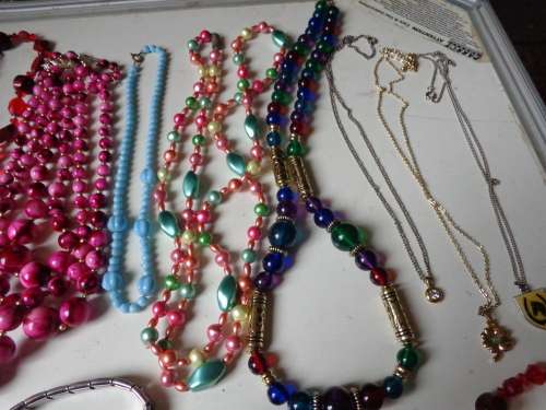 ESTATE LOT FASHION AND DRESS ITEMS READ ON.