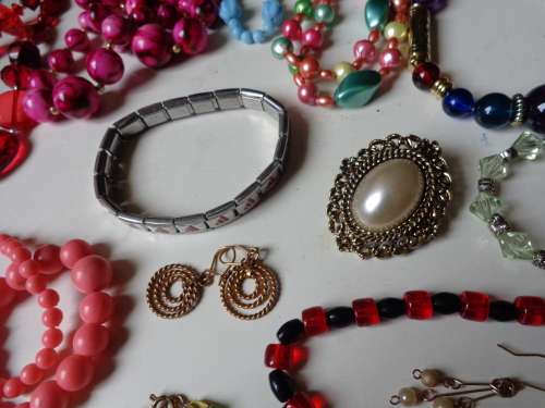 ESTATE LOT FASHION AND DRESS ITEMS READ ON.