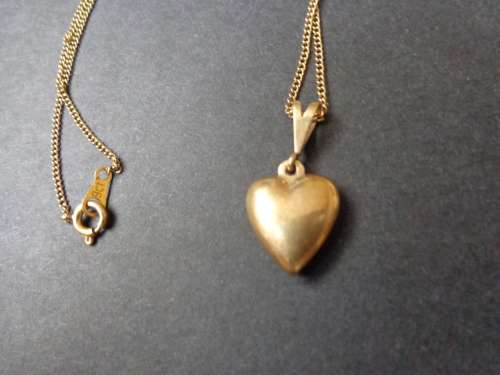 9ct HEART TYPE PENDANT WITH CHAIN..SEE SCANS READ ON (RELIST)