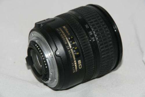 Nikon AF 24-85mm f/3.5-4.5 G FX ***lens not clean inside***