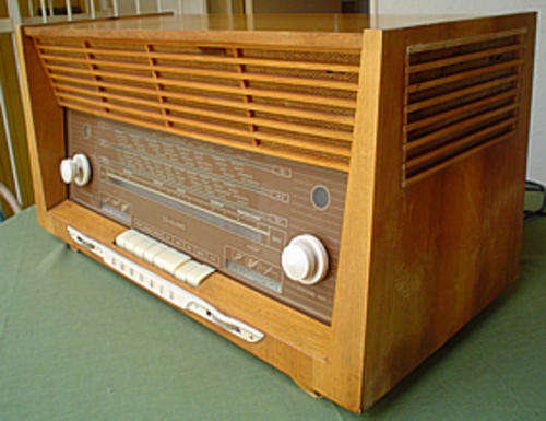 1956 Grundig valve radio in stylish wooden casing