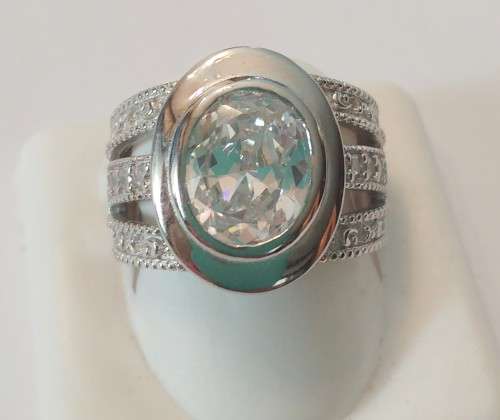 *EXQUISITE* NEW *925 STERLING SILVER RING WITH CUBIC ZIRCONIA STONE