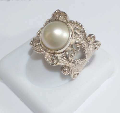 *GORGEOUS* 925 STERLING SILVER RING WITH WHITE MABE PEARL