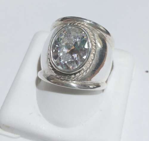 *GORGEOUS* 925 STERLING SILVER RING WITH CUBIC ZIRCONIA STONE