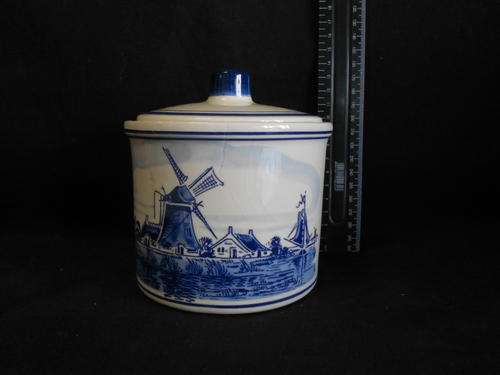 Delft Blue jar with lid, with mould crack on side - as per scan
