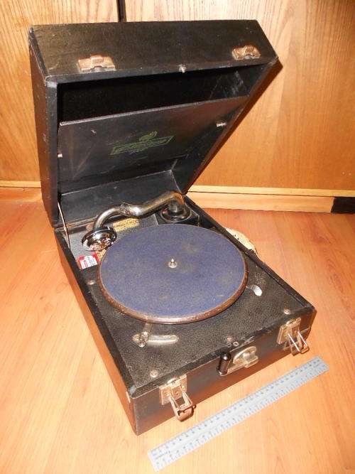 Gallotone 220 Gramophone, still working, comes with extra needles at a very LOW price! - as per scan