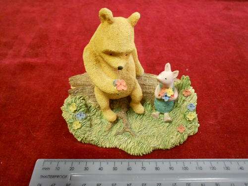 Ceramic figurine of Pooh, Piglet and Flowers - as per scan