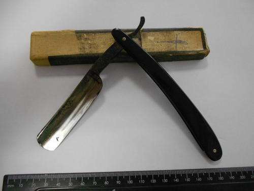 Kropp cut throat razor, rust on blade and in unknown box - as per scan