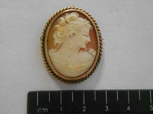 Cameo brooch in 9ct gold frame, very good condition, can be used as pendant too - as per scan