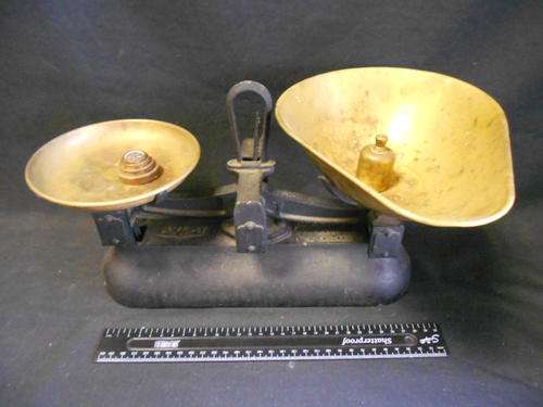 Avery 2lb balancing kitchen scale with weights, very good condition - as per scan