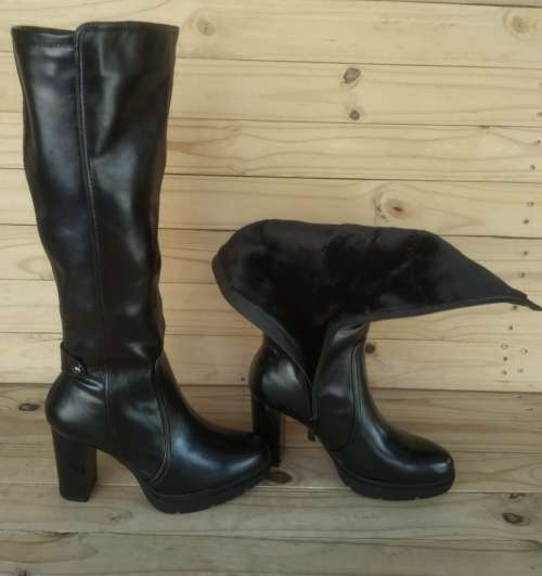 Stunning High End Fashionable Ladies PU Leather Zipper Knee High - Size 6 Only in Black